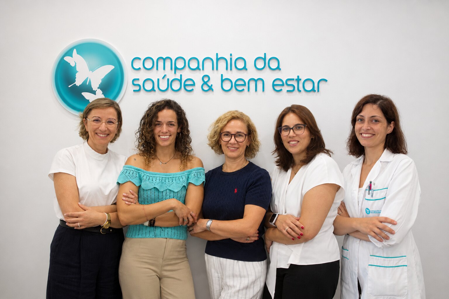 A equipa do Grupo HC Porto, em frente ao logótipo da Companhia da Saúde & Bem Estar