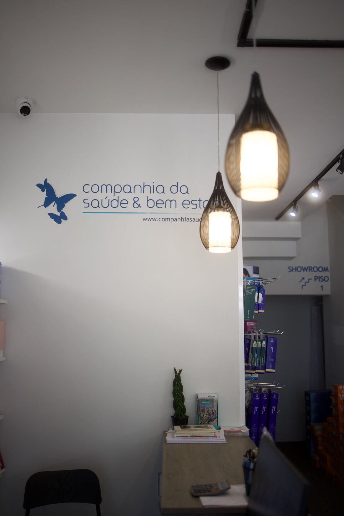 Entrada da loja com logótipo Companhia da Saúde
