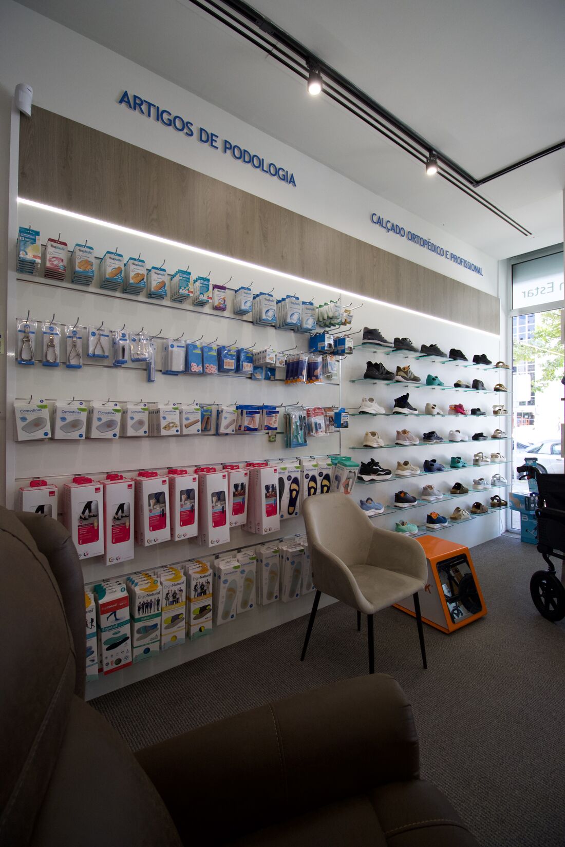 Interior da loja de ortopedia, com produtos de podologia e ajudas técnicas