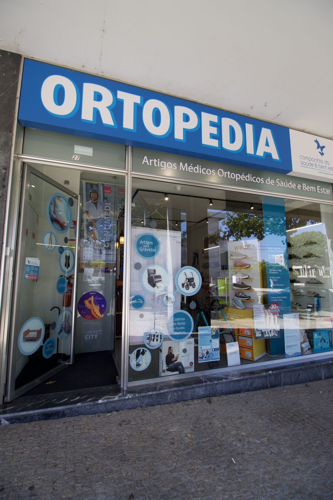 Montra da loja de ortopedia da Companhia da Saúde no Fórum Maia