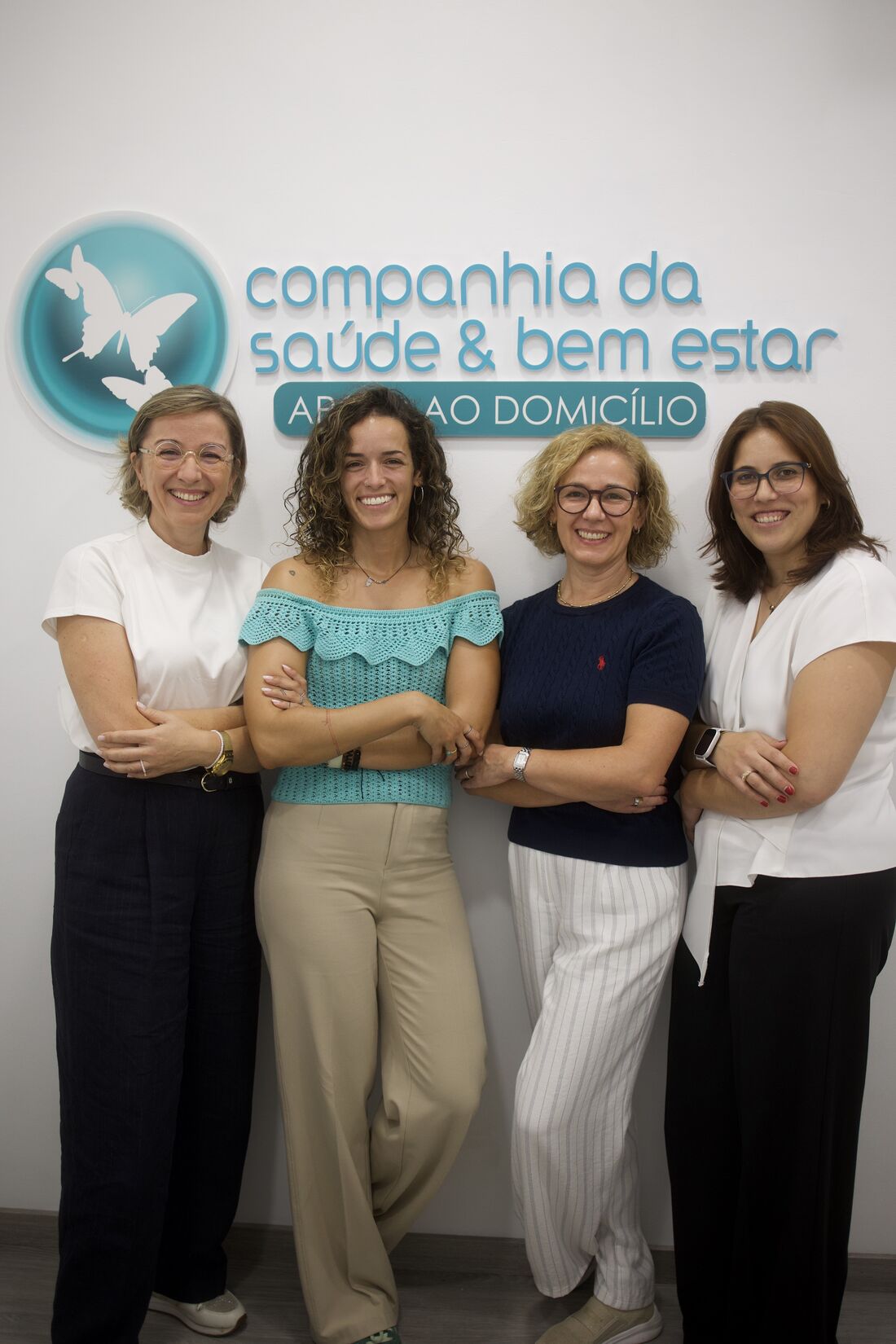 Equipa do Apoio ao Domicílio em frente ao logótipo