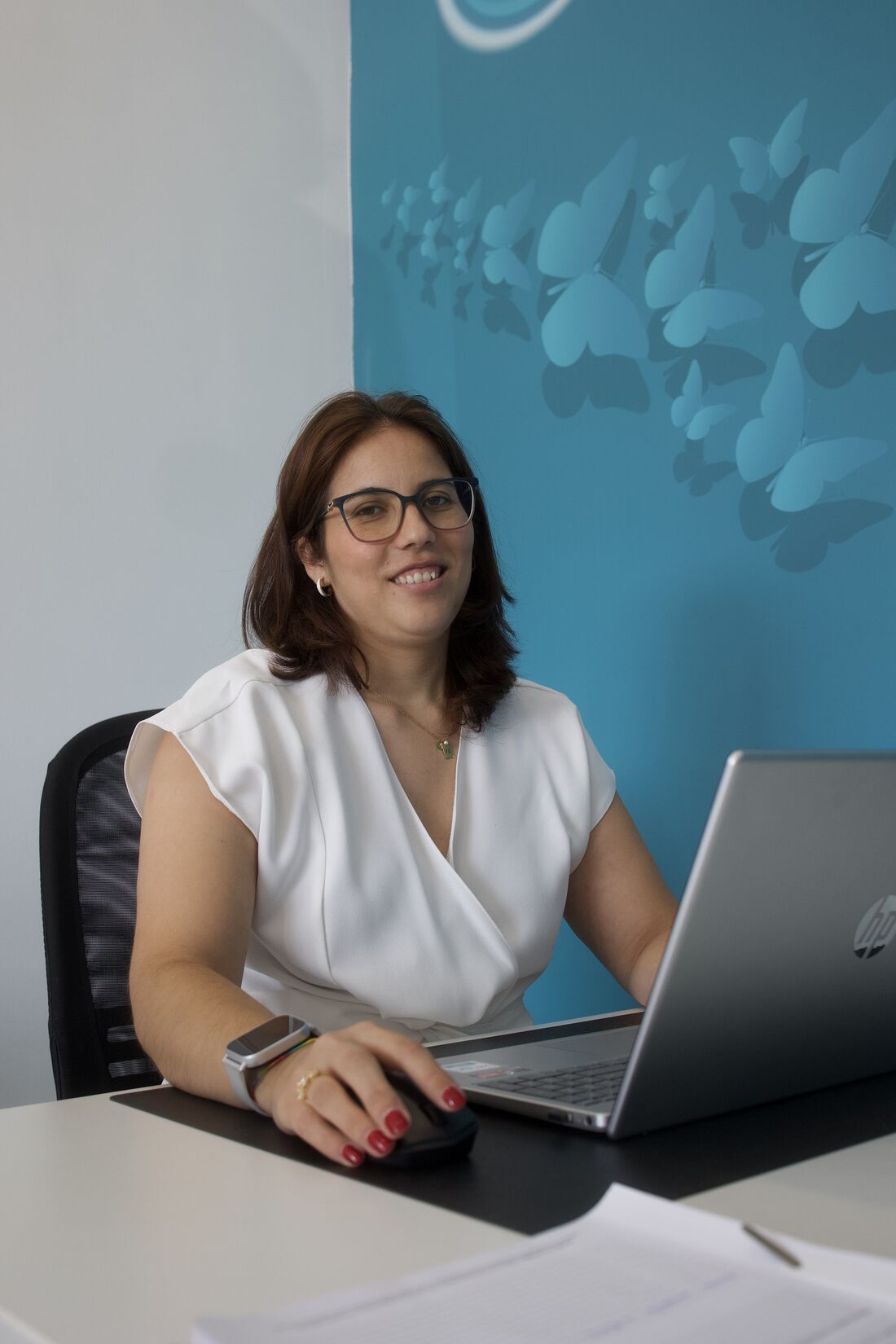 Colaboradora ao computador no escritório do Apoio ao Domicílio