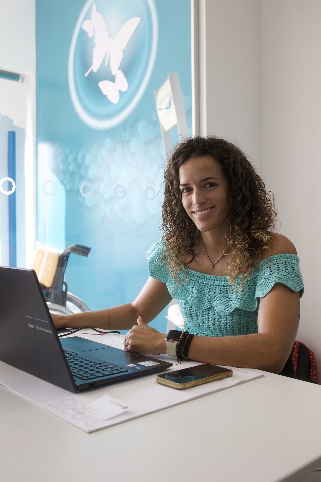 Colaboradora sorridente à secretária