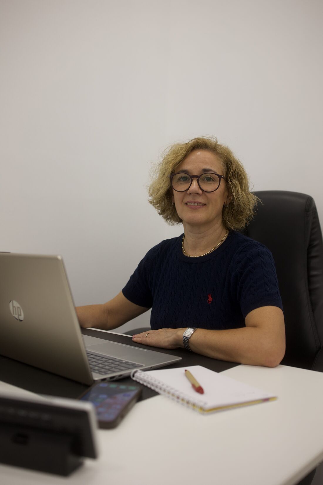 Colaboradora ao computador