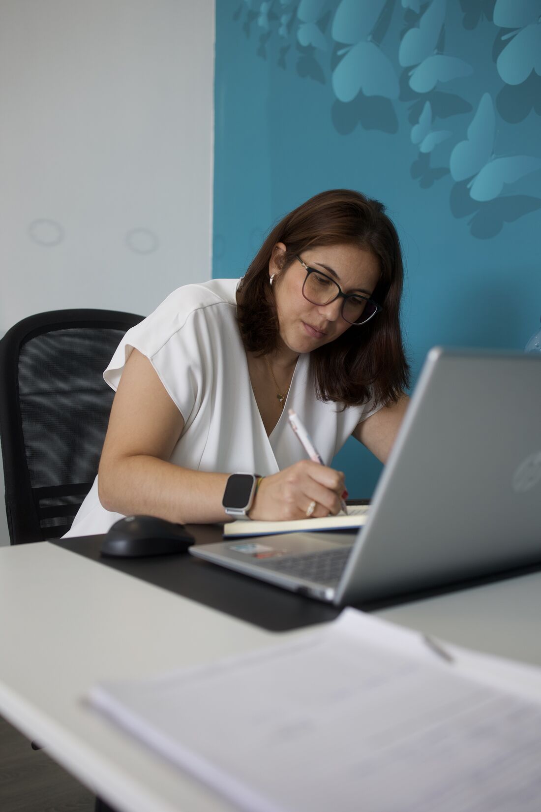 Colaboradora a trabalhar
